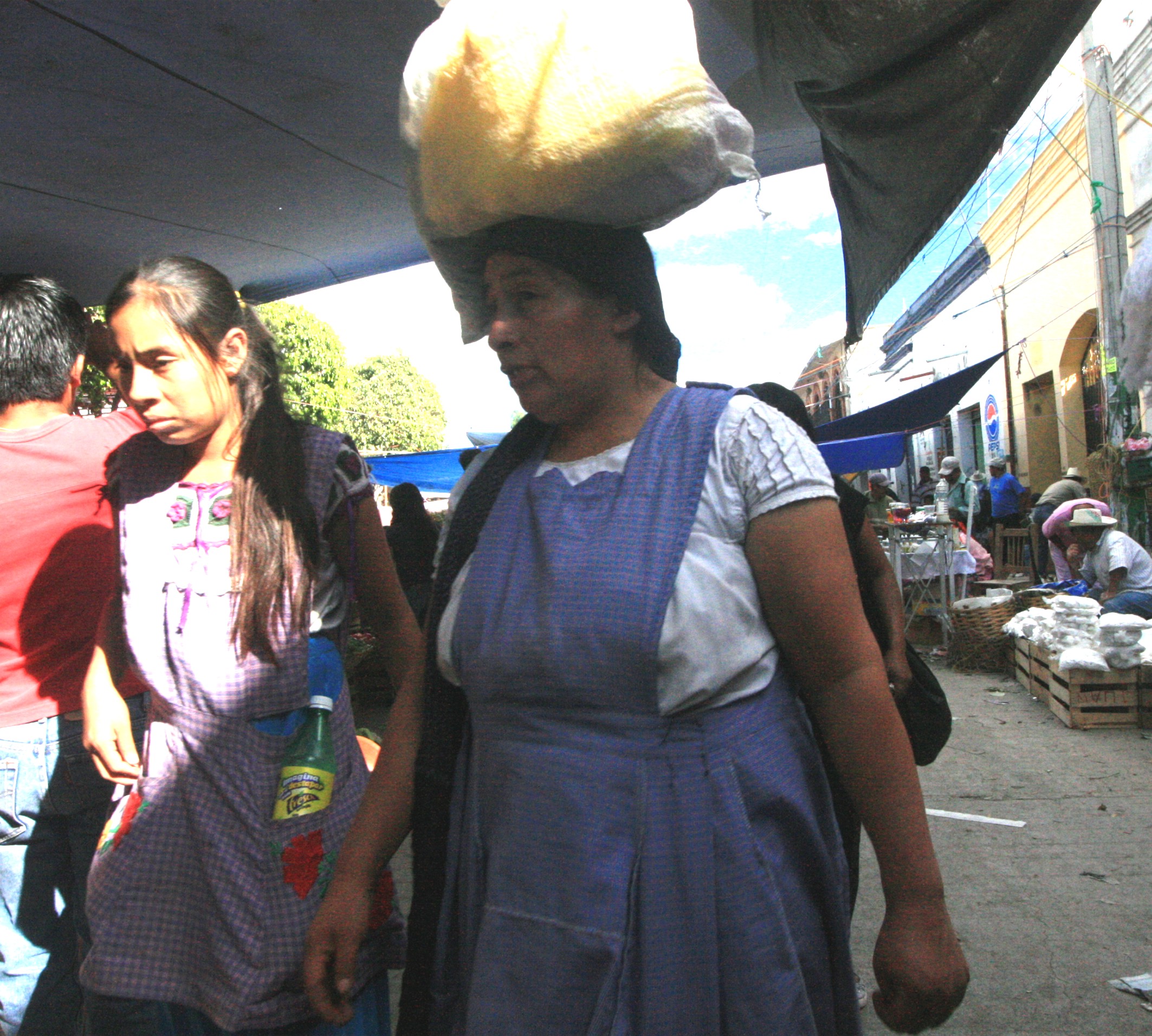 Mercado del dia de muertos en Tlacolula, mujer bulto cabeza hijo